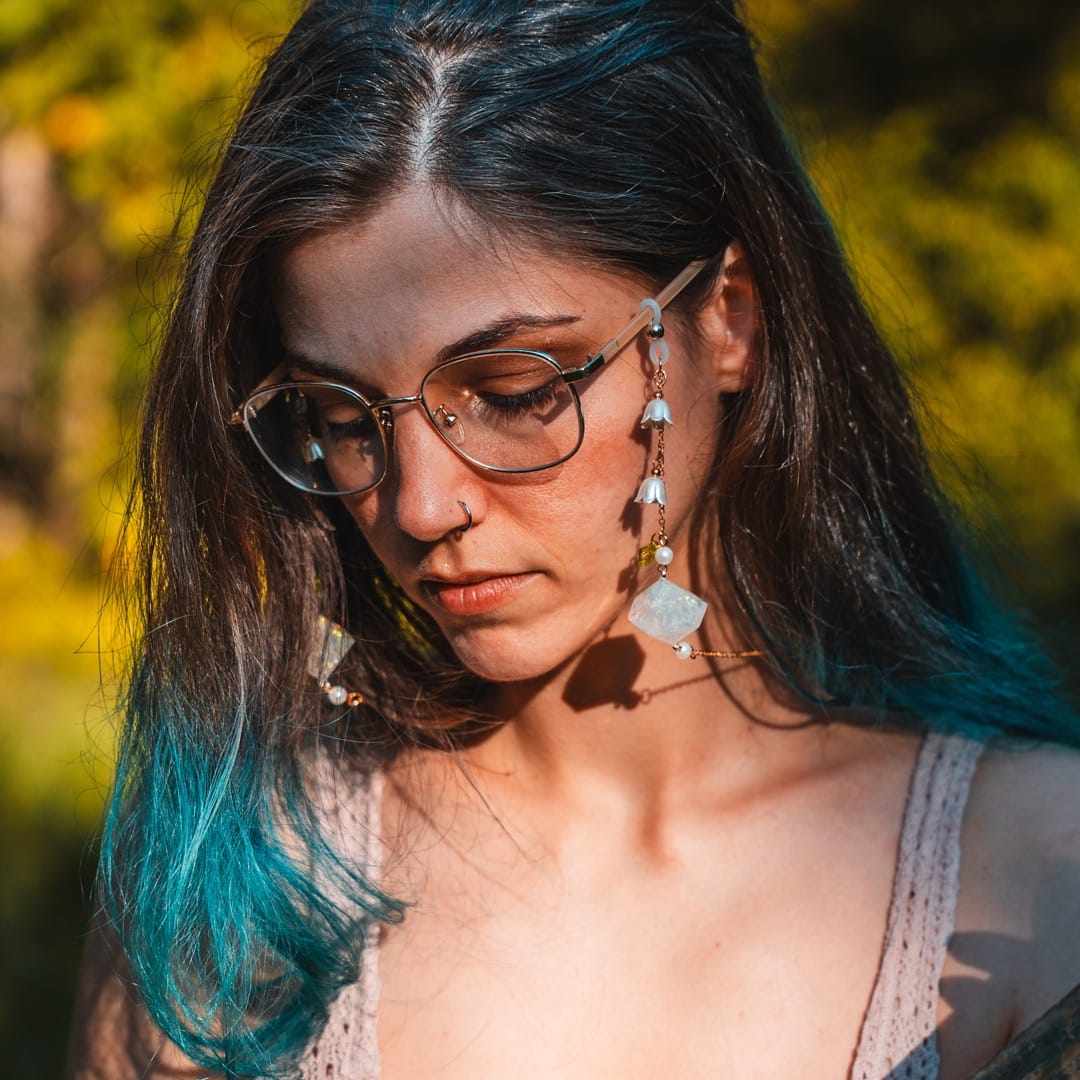 White Swan Flowers Glasses Chain with Dice