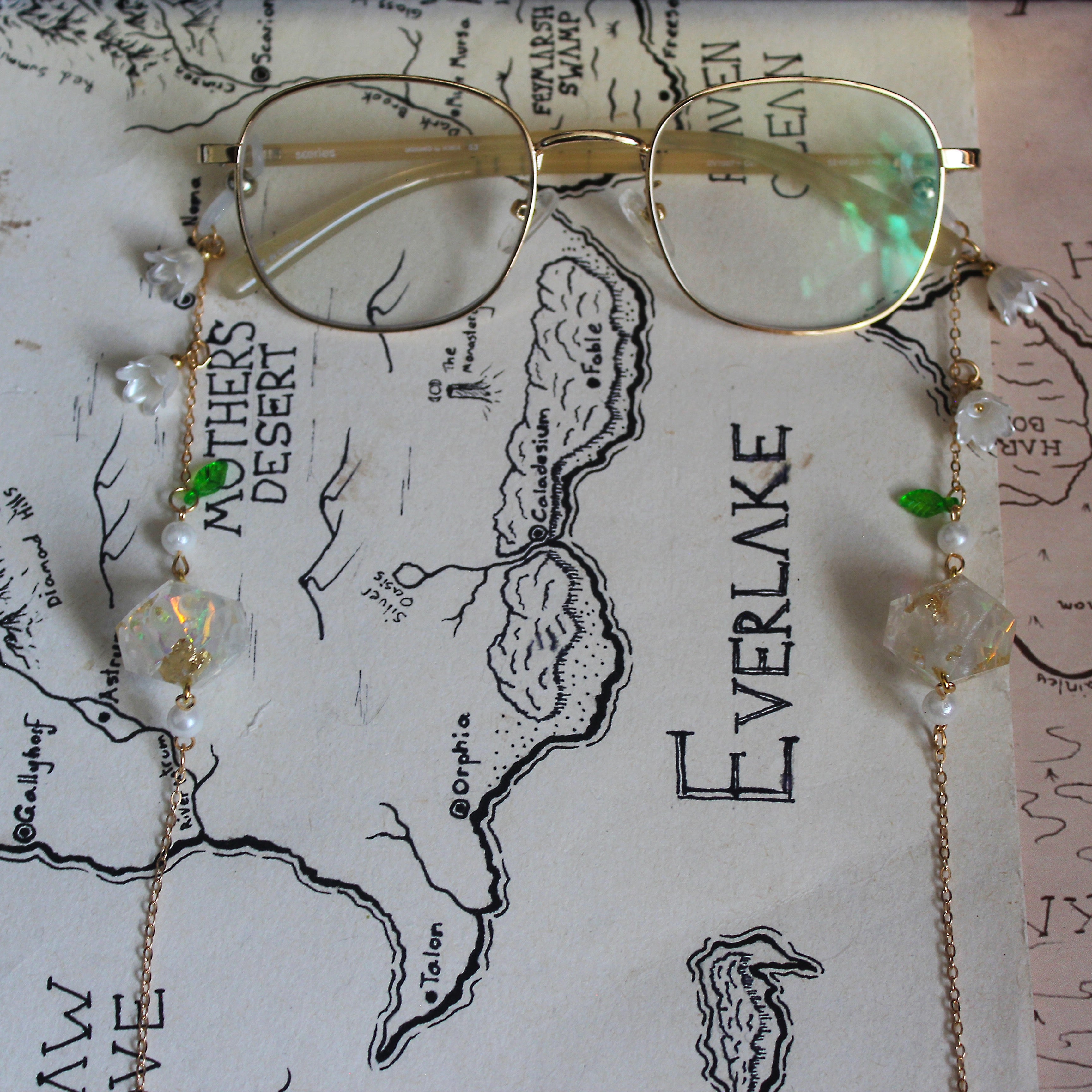 White Swan Flowers Glasses Chain with Dice