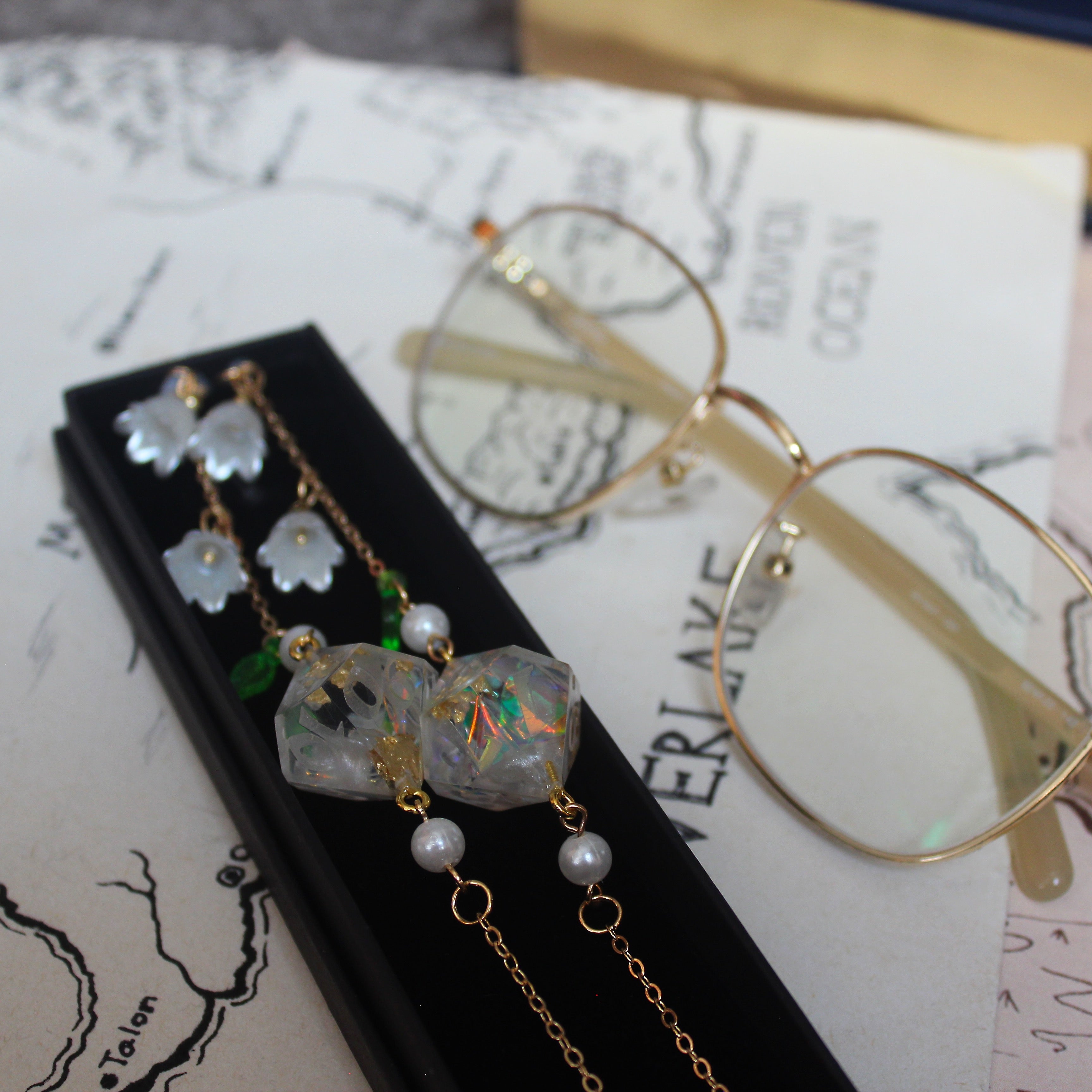 White Swan Flowers Glasses Chain with Dice