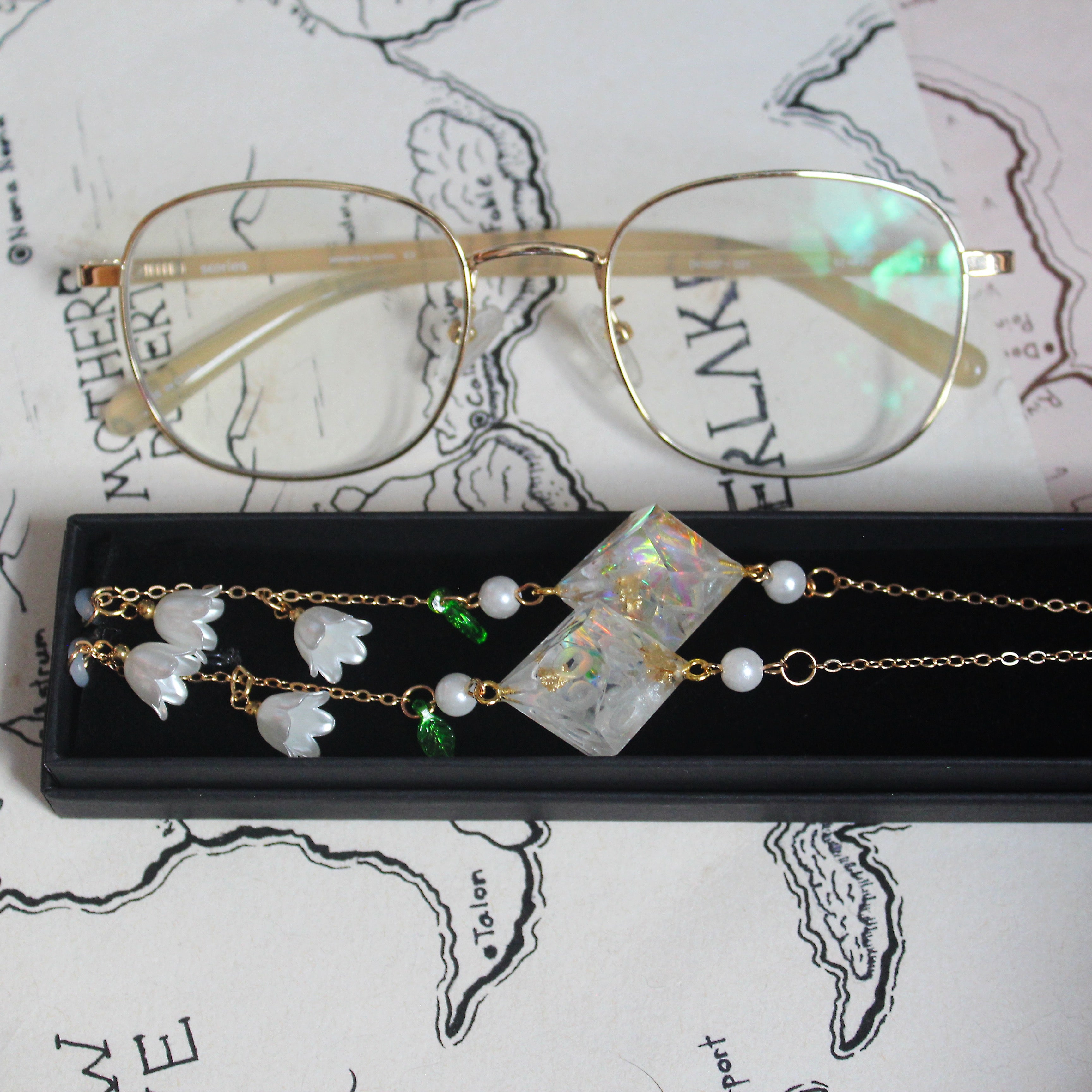 White Swan Flowers Glasses Chain with Dice