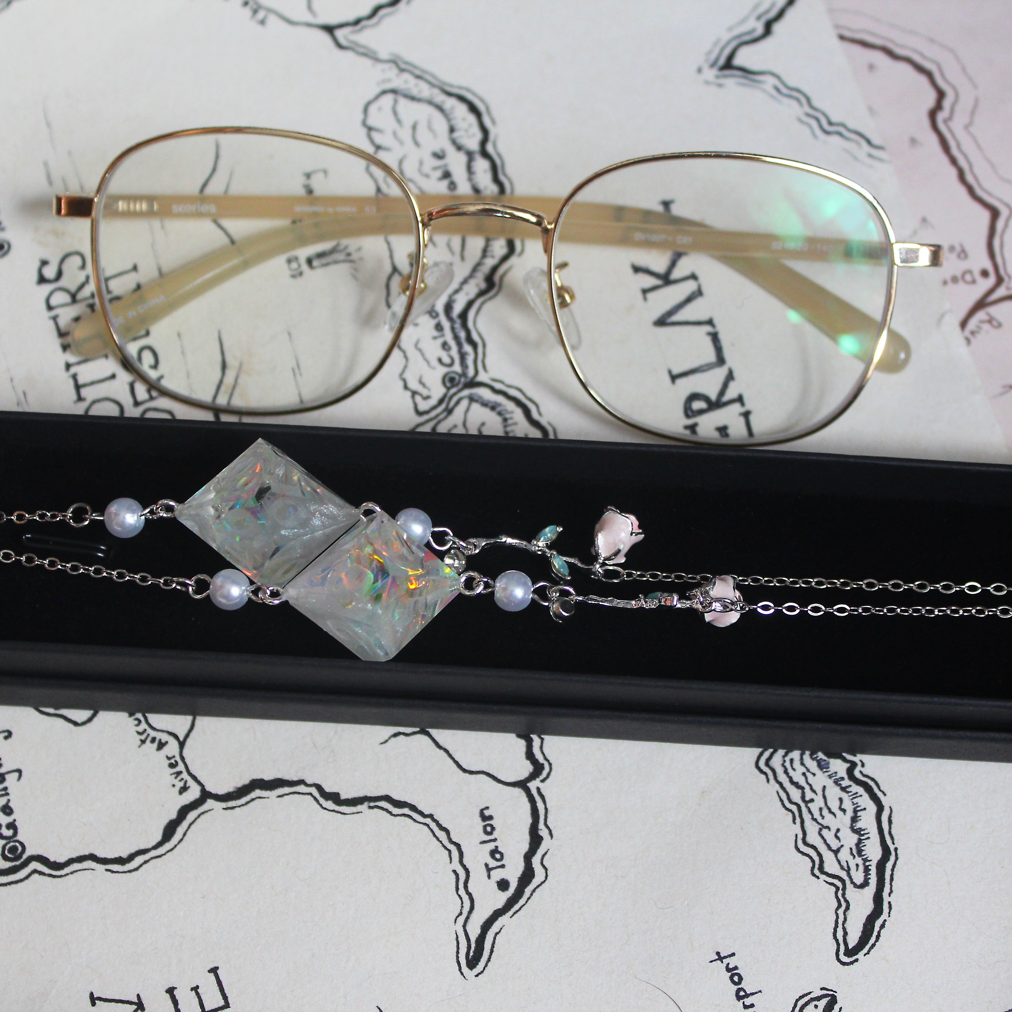 Nature's Treasures Glasses Chain with Dice