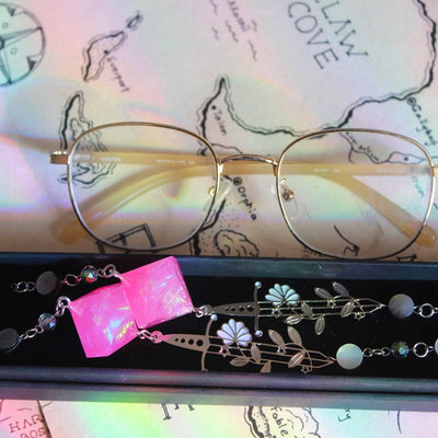 Queen of the Warriors Glasses Chain with Dice