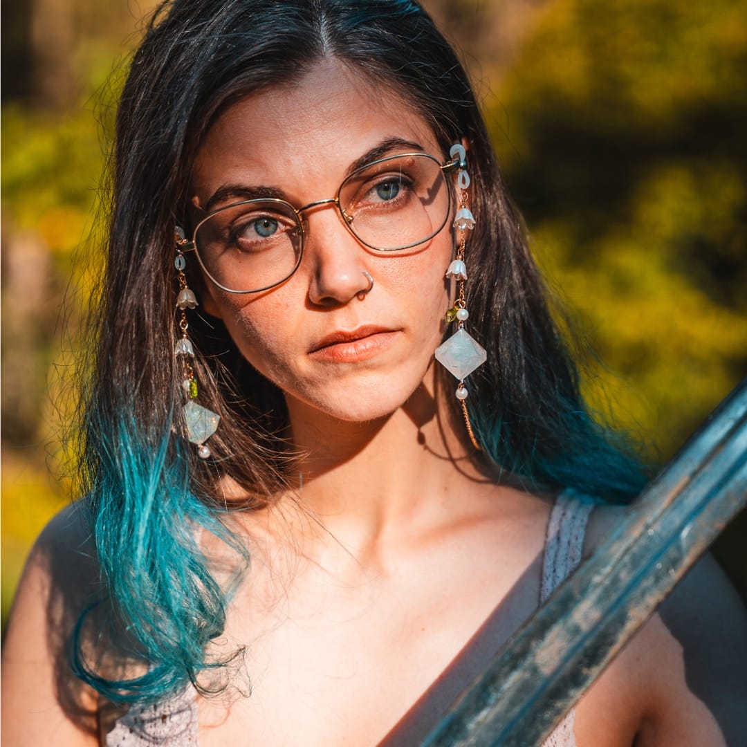 White Swan Flowers Glasses Chain with Dice