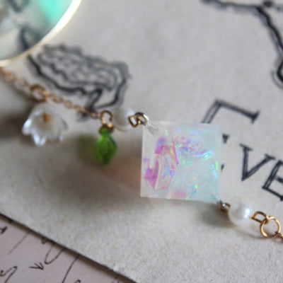 White Swan Flowers Glasses Chain with Dice