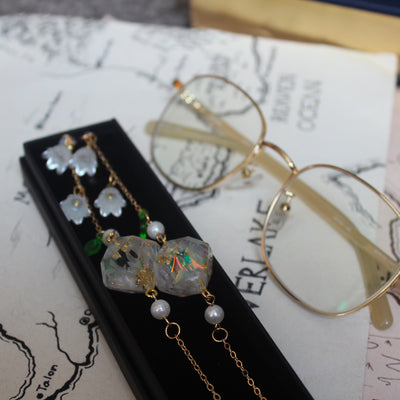 White Swan Flowers Glasses Chain with Dice