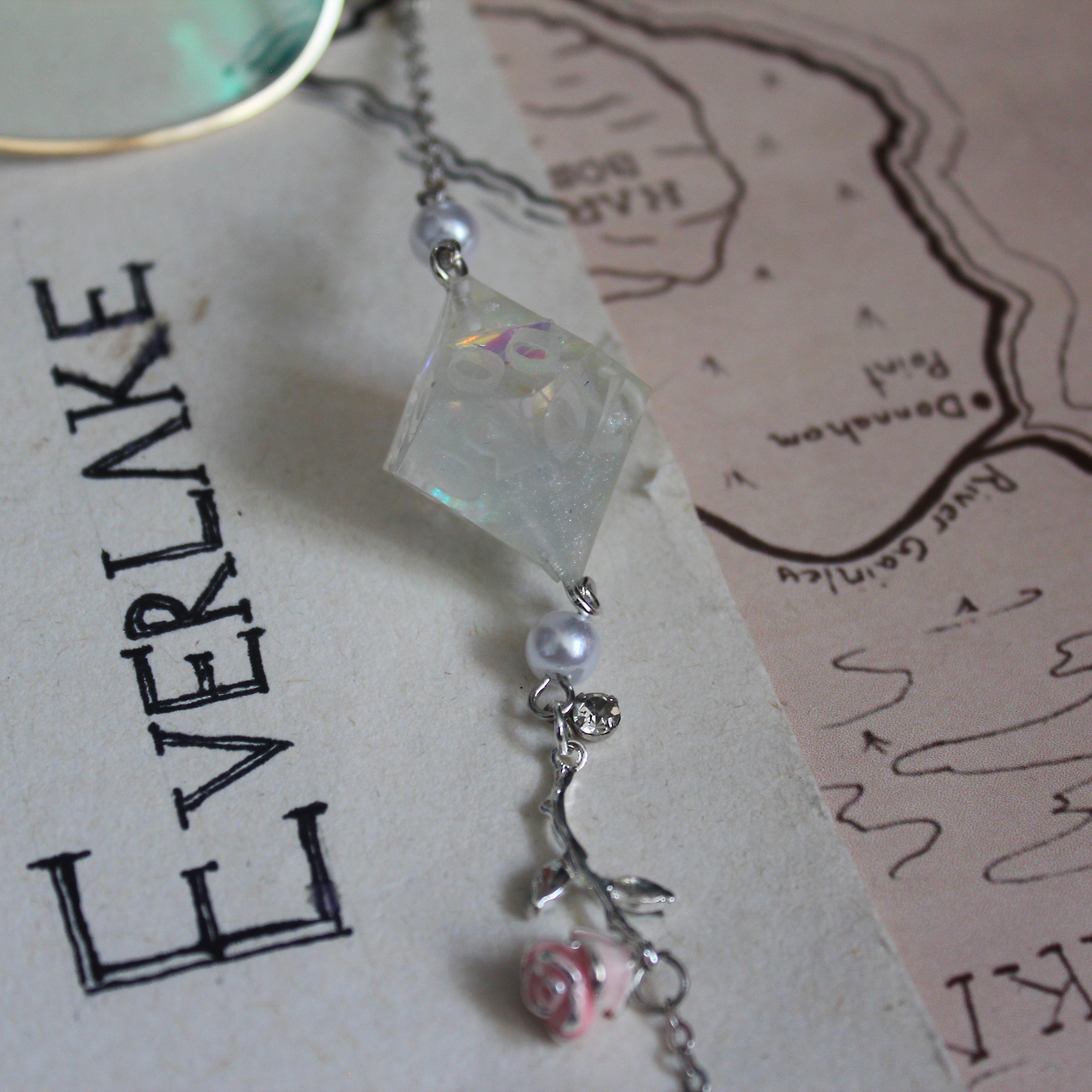 Nature's Treasures Glasses Chain with Dice