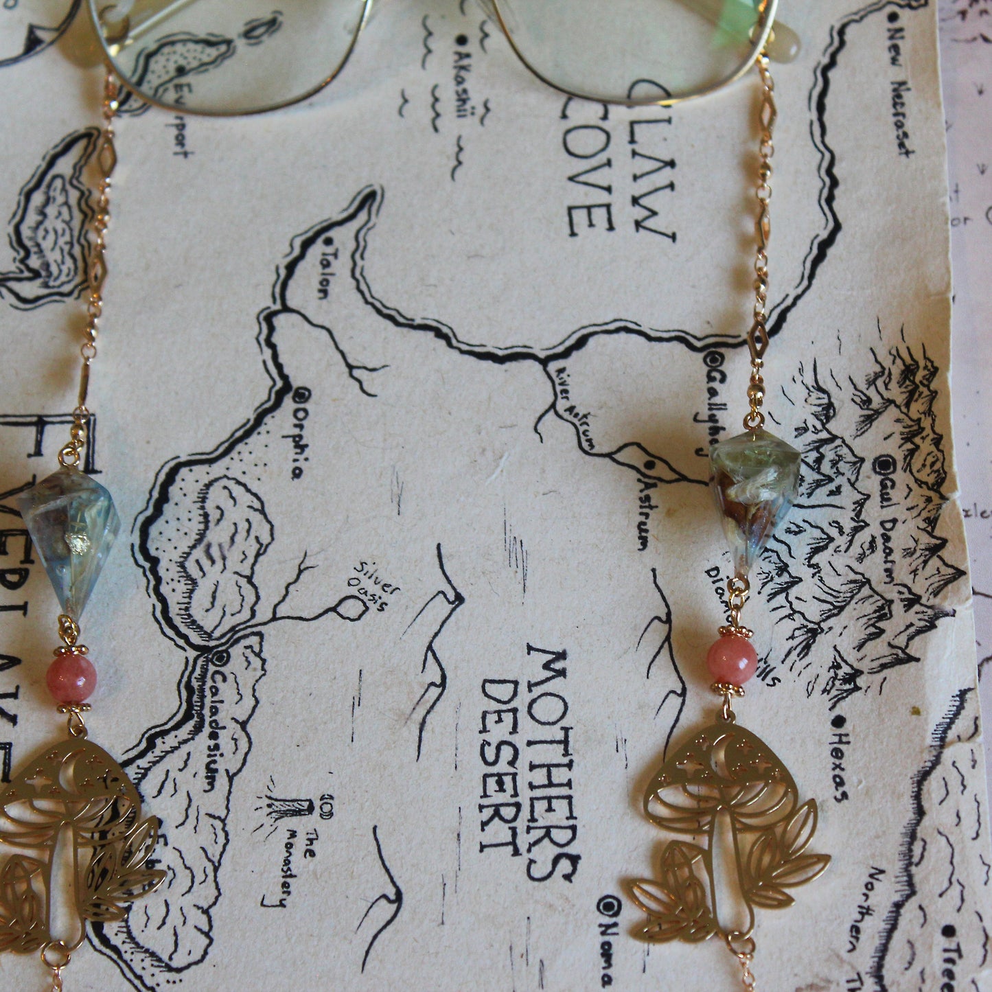 Frostbite Flowers Glasses Chain with Dice