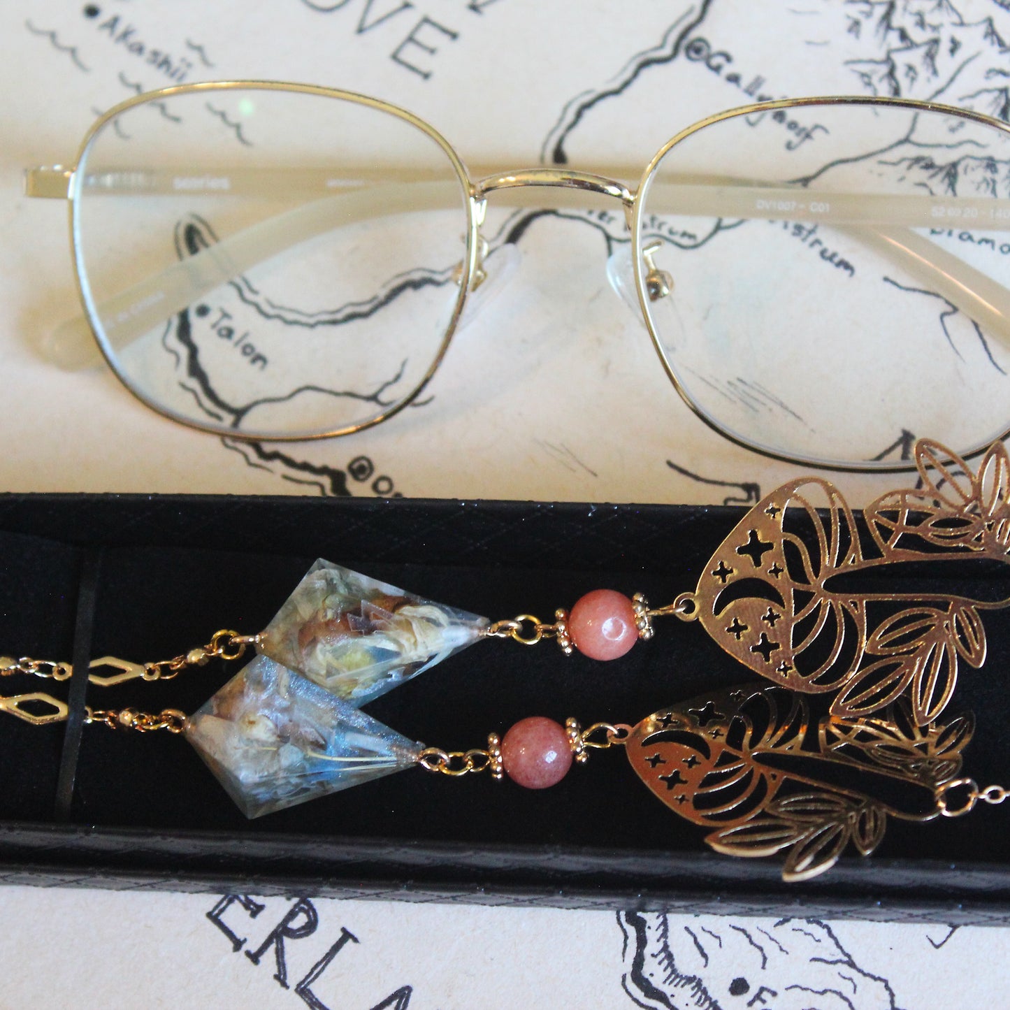 Frostbite Flowers Glasses Chain with Dice