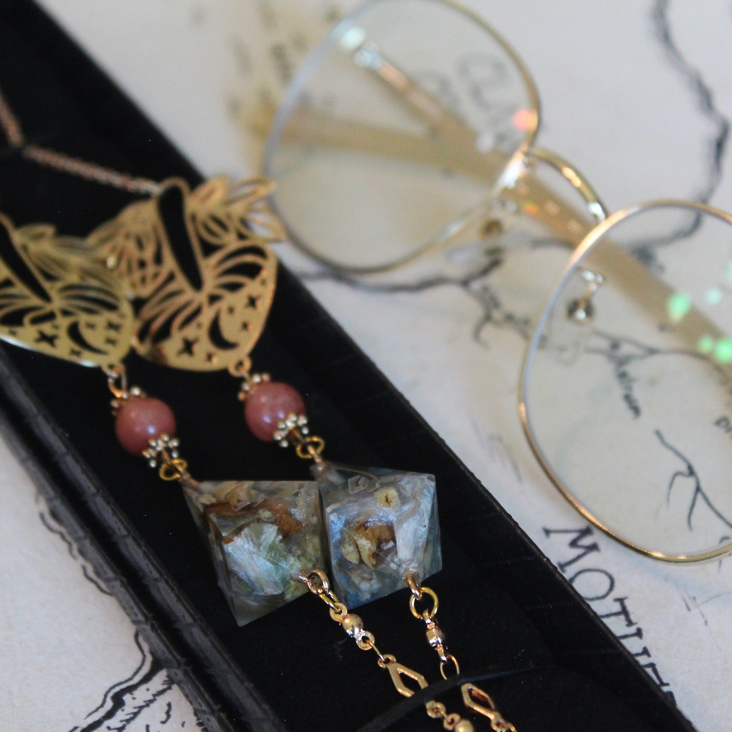 Frostbite Flowers Glasses Chain with Dice