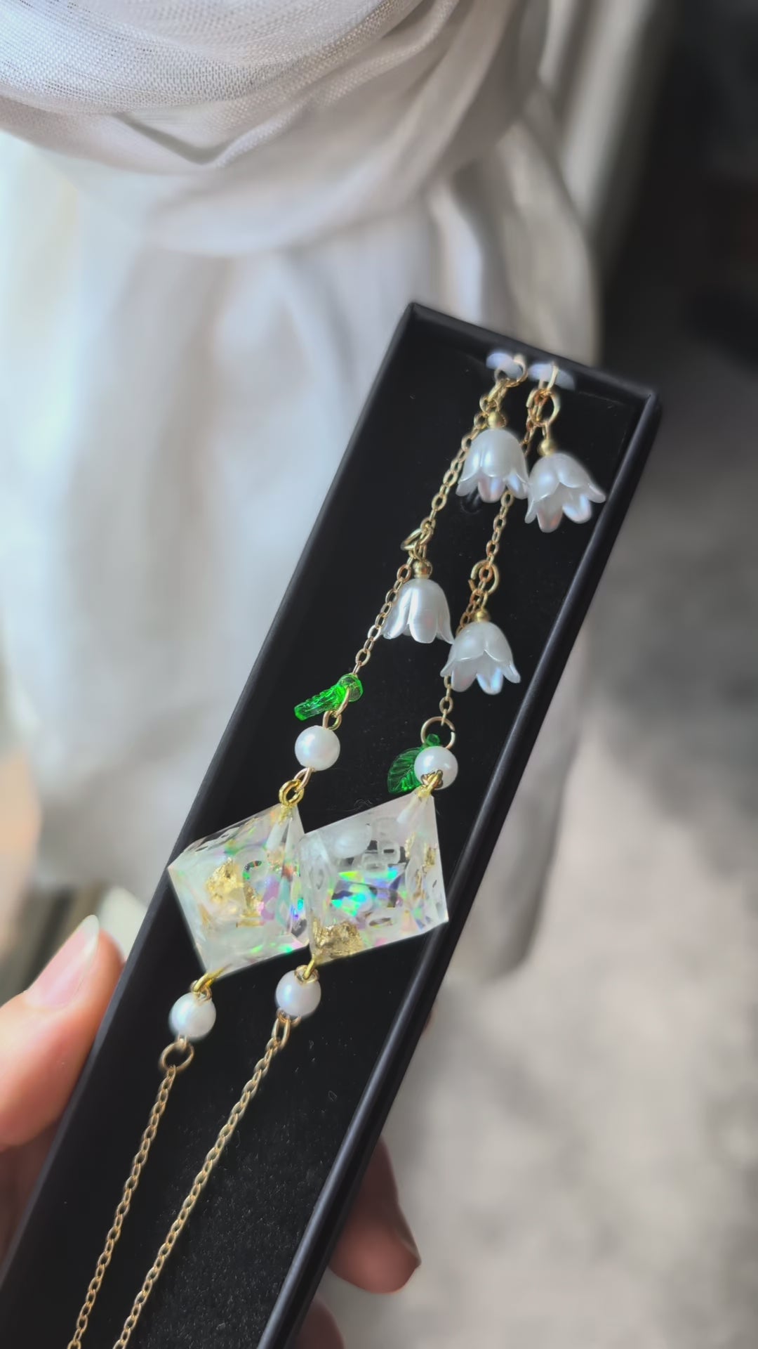 White Swan Flowers Glasses Chain with Dice