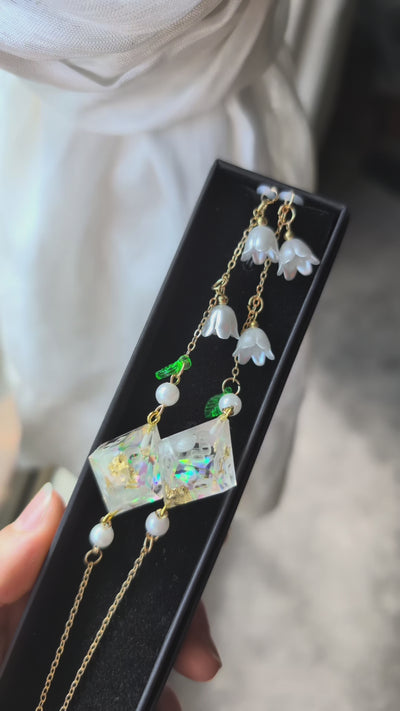 White Swan Flowers Glasses Chain with Dice