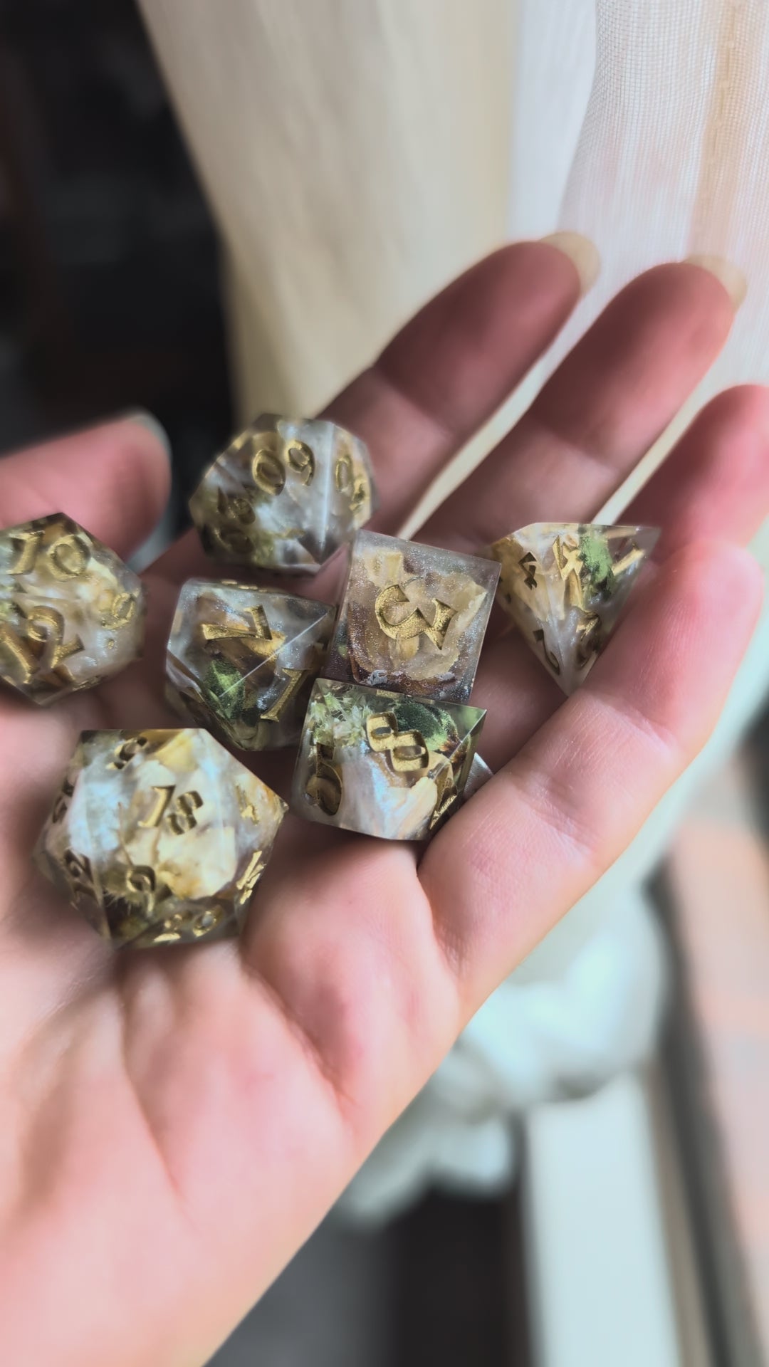 Load video: Autumnal Flowers 7-Piece Polyhedral Dice Set